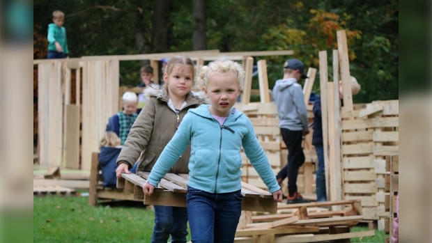kinderen aan het bouwen bij het houtdorp