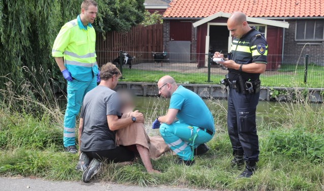Man uit sloot gered door passant