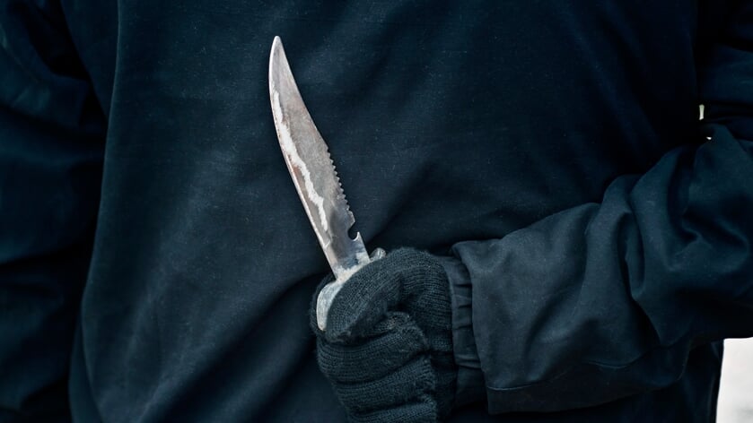 Vrouw (25) loopt op straat met mes, uiteindelijk overmeesteerd door politie