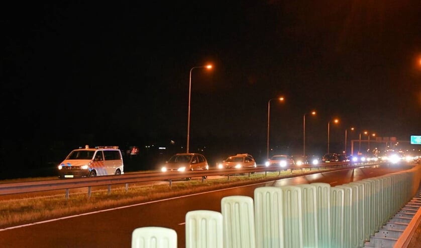 File door gekantelde bestelbus op N57 bij Middelburg