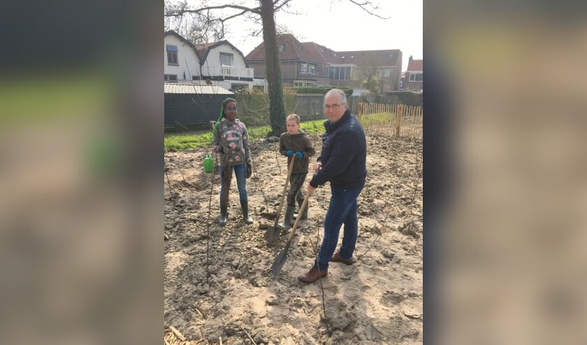 Boompjes voor minibos geplant bij De Kring