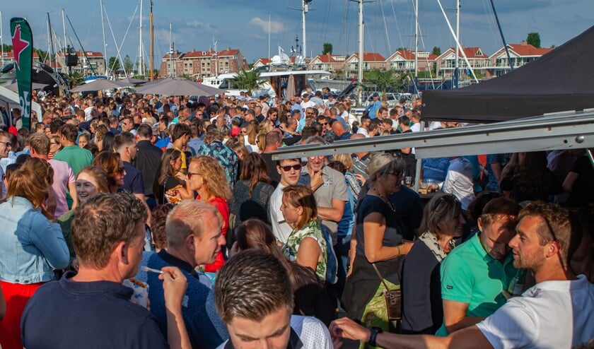 Rondje van de organisatie: VrijMiBoTho geeft gratis bier weg!