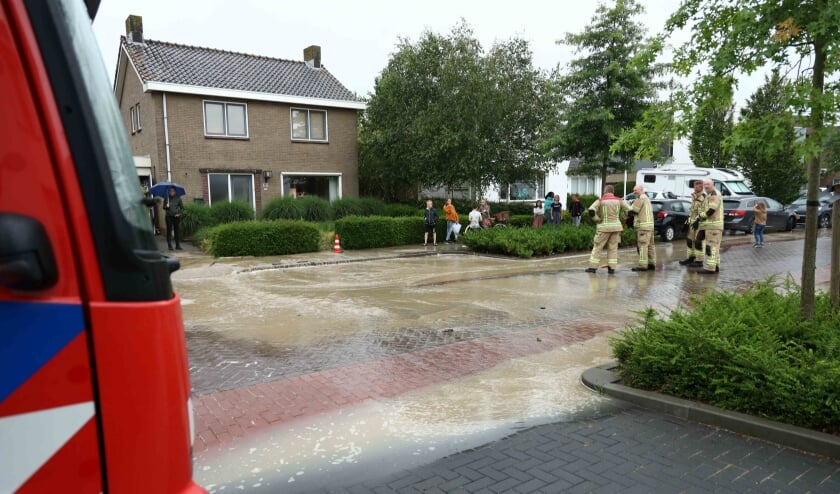 Gesprongen waterleiding bezorgt de brandweer werk aan de van der Biltlaan