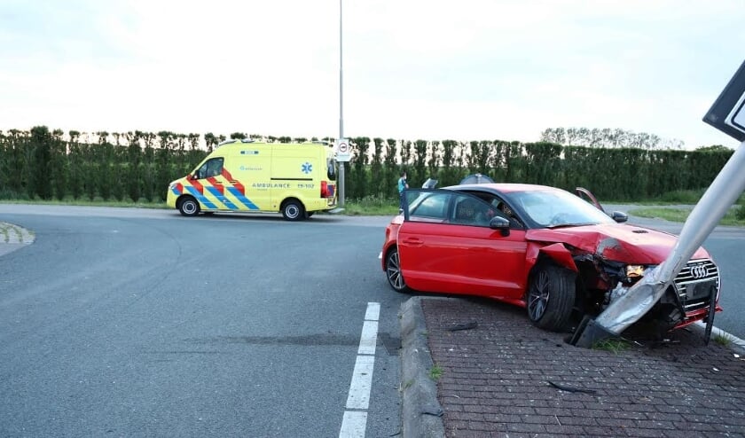 Auto botst op lantaarnpaal bij Sluisweg in Kruiningen