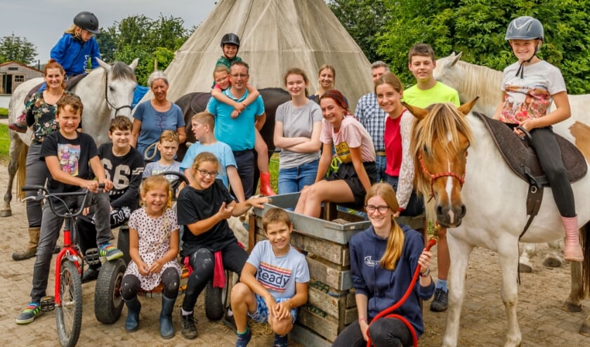 Raymond helpt Equimio aan een nieuwe tipi