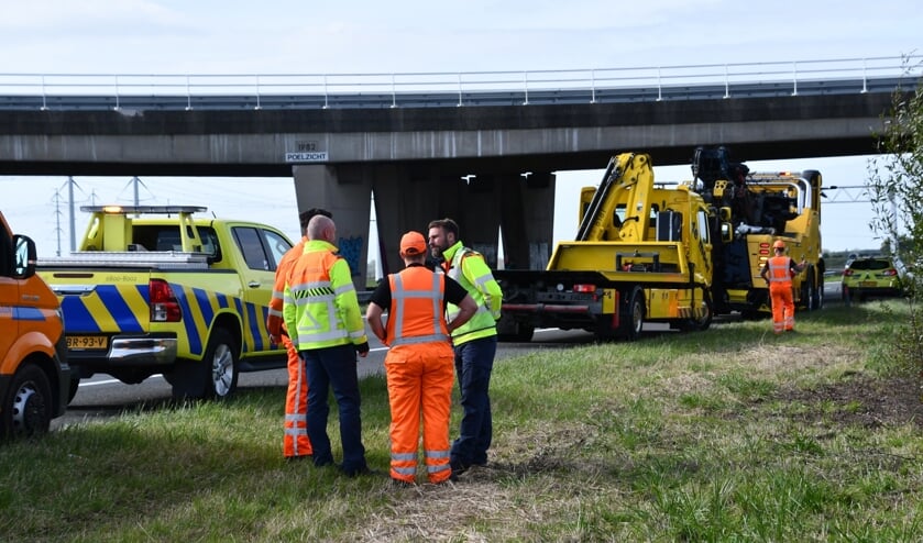 Twee kranen nodig om vrachtwagen uit sloot langs A58 te hijsen