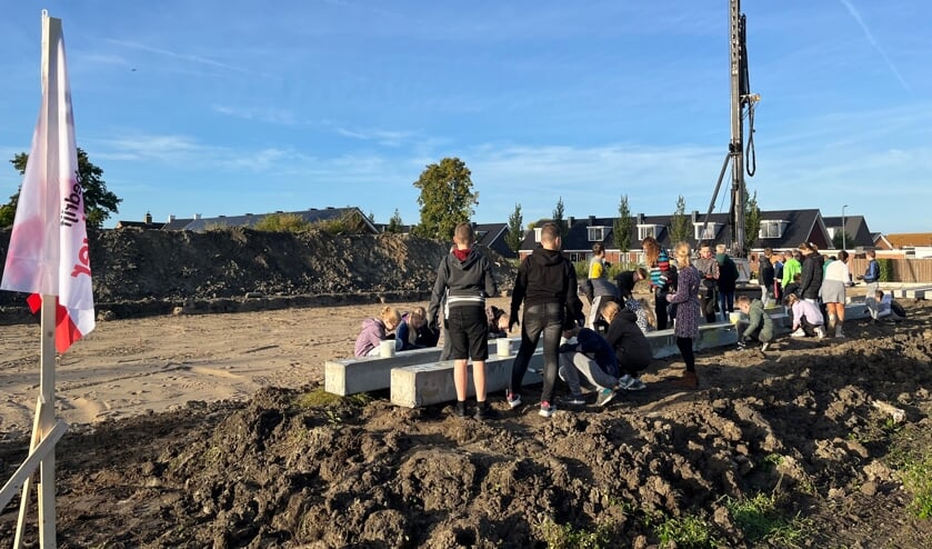 Leerlingen beschilderen heipalen voor nieuwe Brede School in Smerdiek