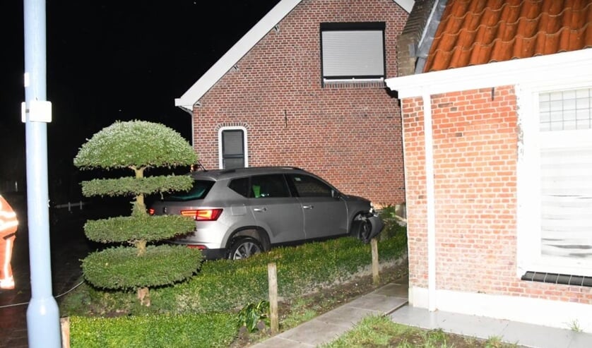 Auto glijdt door op T-splitsing en belandt in tuin Ellewoutsdijk
