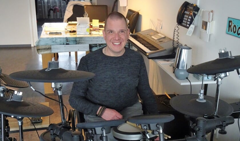 Maarten drumt en rockt in zijn rolstoel