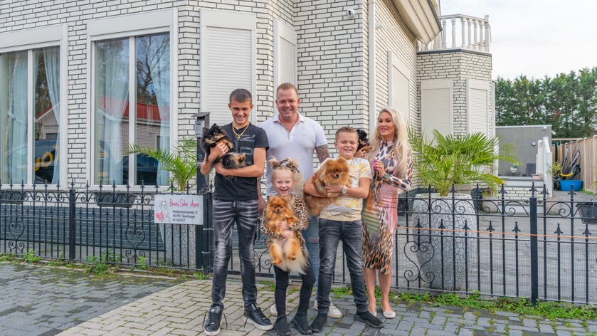 Familie Kouwen schittert in nieuw seizoen van RTL5 programma 'Bij ons op het Kamp'