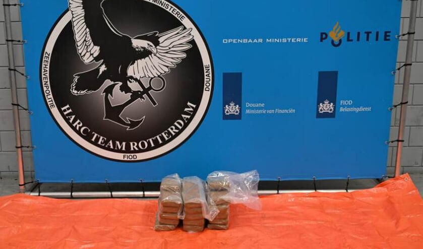 Duikers vinden 30 pakketten cocaïne onder schip