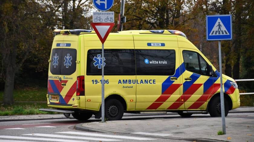 Motorrijder (26) uit Tholen gewond naar ziekenhuis na valpartij door paaltje