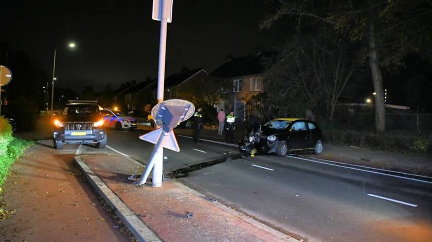 Auto rijdt tegen lantaarnpaal in Middelburg