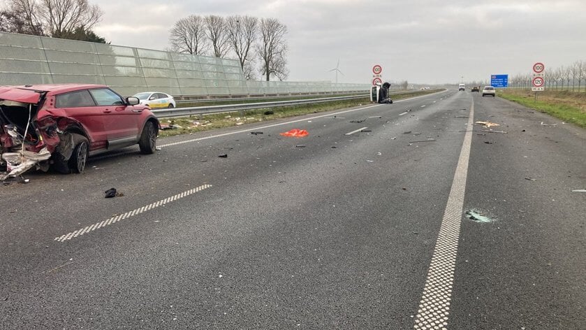 A4 bij Steenbergen weer vrij na ongeval met vier auto's: Drie gewonden naar ziekenhuis [LAATSTE UPDATE]