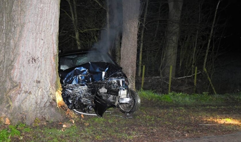 Auto crasht tegen boom in Oost-Souburg, één zwaargewonde