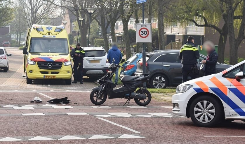 Auto en scooter botsen in Lekstraat Oost-Souburg