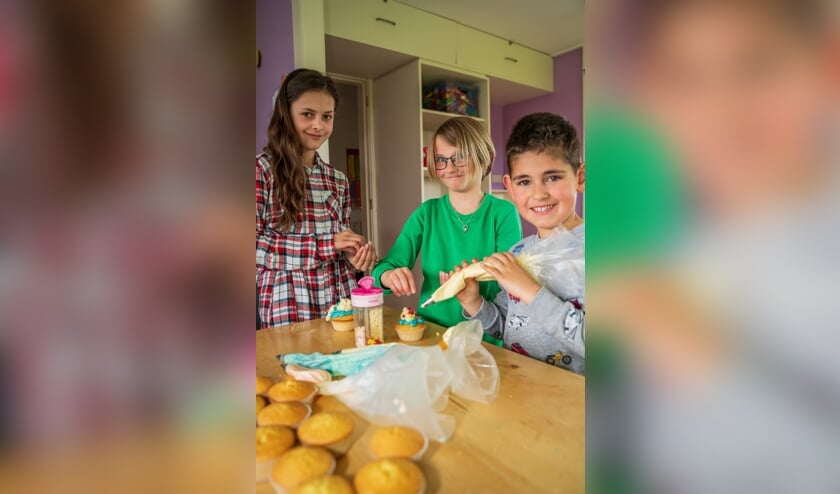 Tiffany, Lucas en Nienke bakten cupcakes voor KiKa: 'Leuk om te doen'