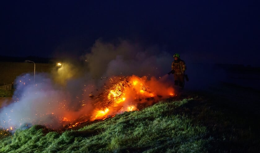 Gemaaid gras vat vlam aan Zuiddijk: brandweer snel ter plaatse