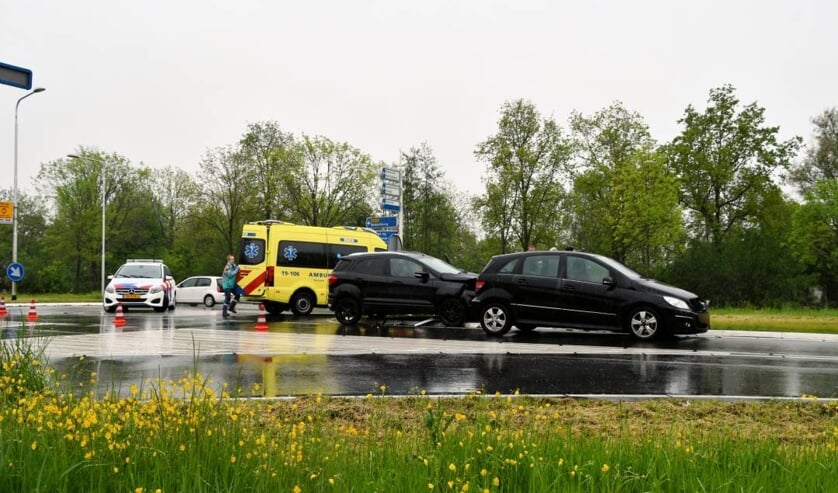 Twee auto's beschadigd bij ongeval op Sloeweg