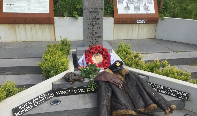 Omgekomen vliegeniers herdacht bij monument Krabbendijke