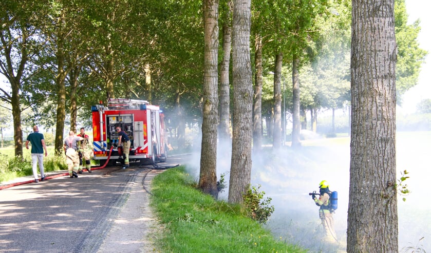 Stuk dijk in brand bij Nieuw- en Sint Joosland