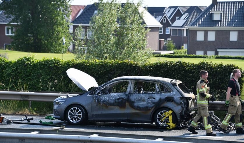Net getakelde auto gaat in vlammen op in Middelburg, één persoon gewond