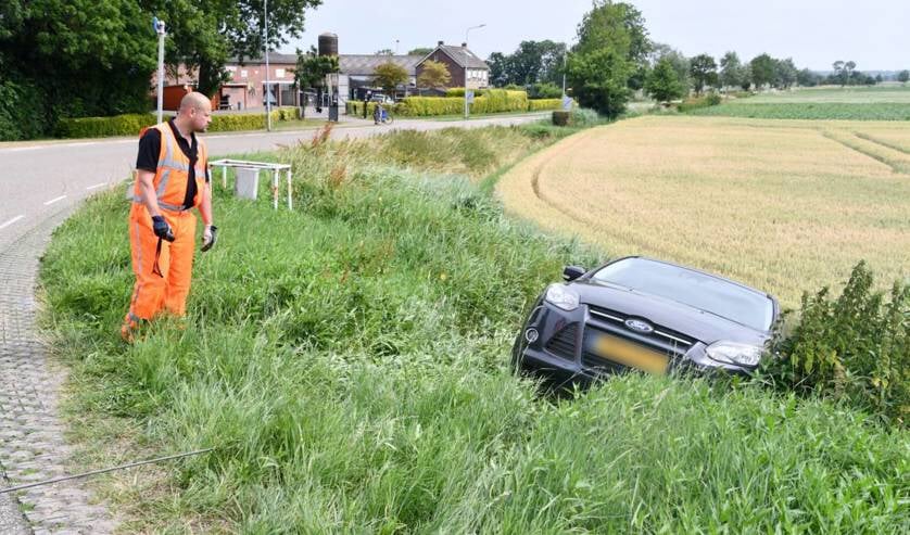 Auto in sloot Doeleweg Arnemuiden