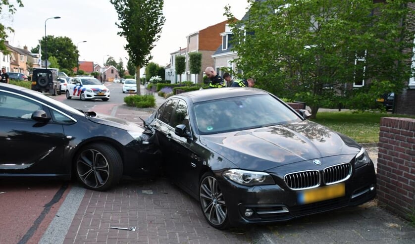 Automobiliste ramt geparkeerde auto op de Damstraat in Yerseke