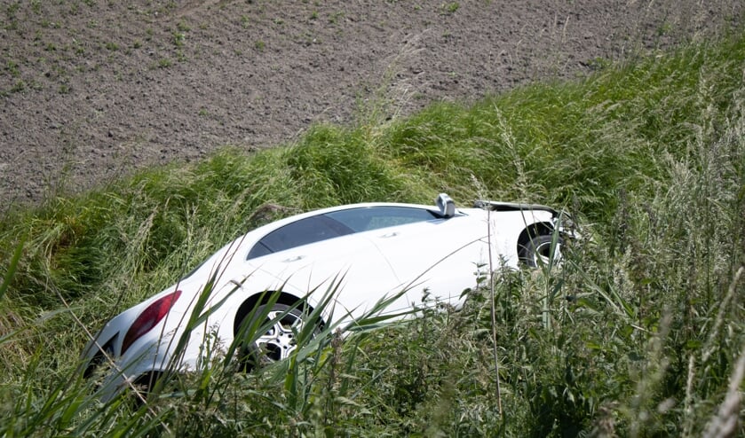 Auto in de sloot na eenzijdig ongeval op Oud Vossemeersedijk: bestuurder spoorloos