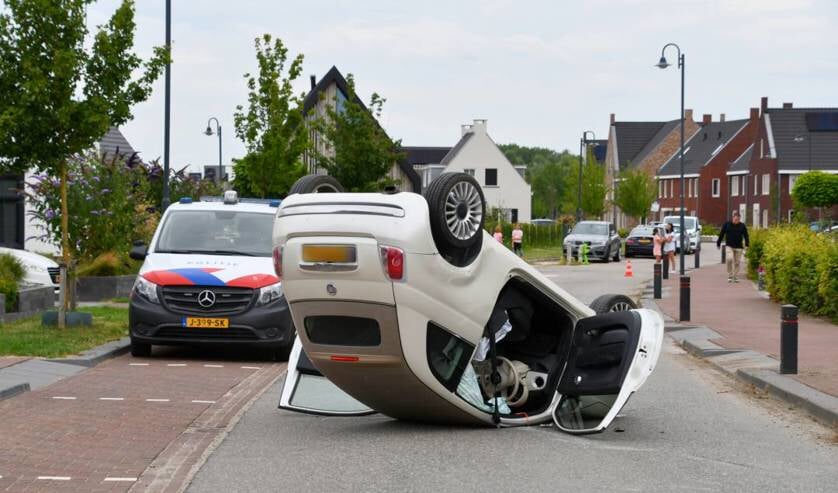Auto op zijn kop na eenzijdig ongeluk op de Goese Dieplaan