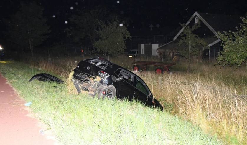 Auto crasht in sloot Lewedorp