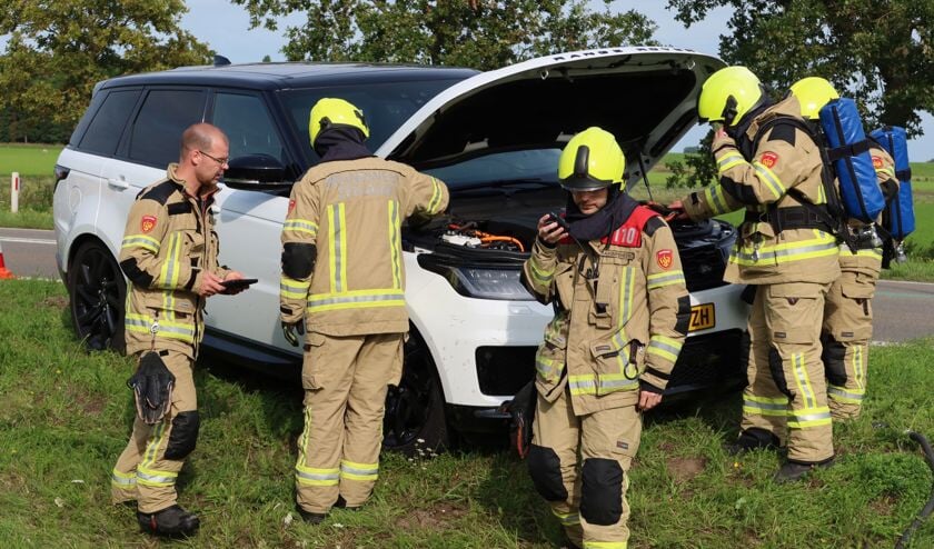 Brand bij dure Range Rover veroorzaakt kop-staartbotsing in Sint Philipsland