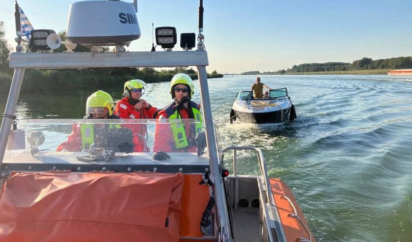 Reddingsboot Eendracht helpt gestrande speedboot op Schelde-Rijnkanaal