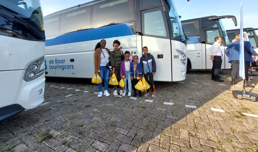 Vijf bussen vol gezinnen krijgen dagje Efteling cadeau