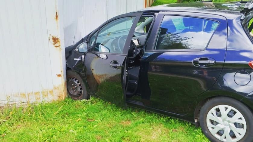 Hybride auto crasht tegen gevel van gebouw in Sint-Maartensdijk