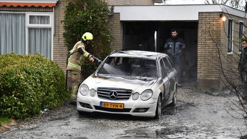 Auto brandt uit bij woning in Domburg