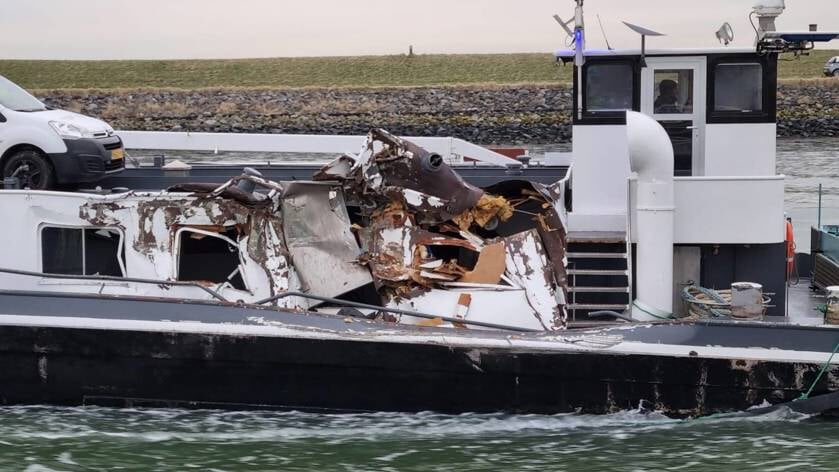 Politie toont schade van aanvaring schepen op Oosterschelde [FOTOALBUM]