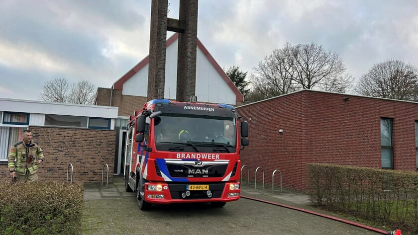 Flinke lekkage Gereformeerde Kerk Arnemuiden: Brandweer pompt kelder leeg