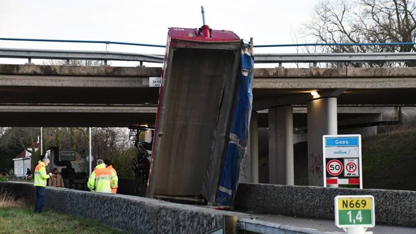 Vrachtwagen rijdt bij Goes tegen viaduct A58, verkeer N669 moet waarschijnlijk nog uren omrijden