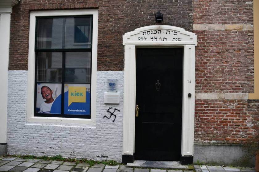 Synagoge in Middelburg beklad met hakenkruizen