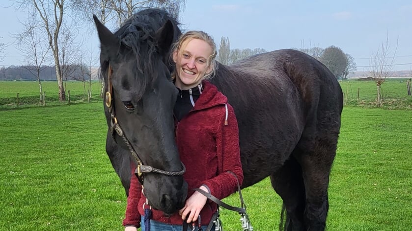 Merel (27) is paardentandarts en kijkt een gegeven paard wél in de bek