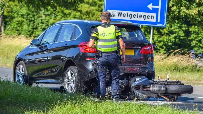 Motor belandt onder auto op Oud Vossemeersedijk, bestuurster gewond
