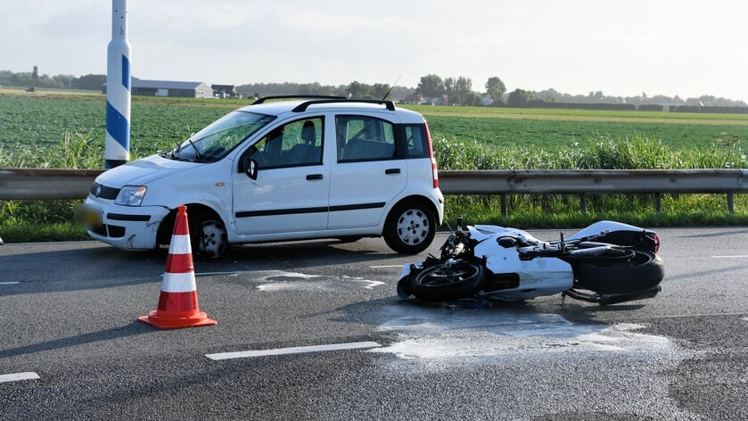 Motorrijder gewond bij botsing met auto op de Hiksedijk in Oud-Vossemeer