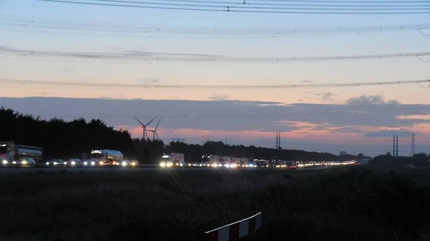 Gekantelde vrachtwagen zorgt voor behoorlijke file op A58