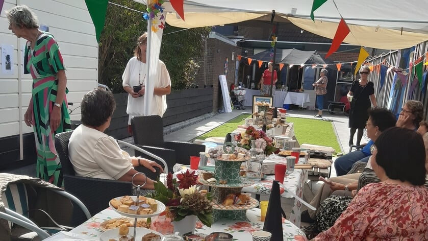 Webby stelt haar tuin open voor high tea met Fluplandse vrouwenvereniging