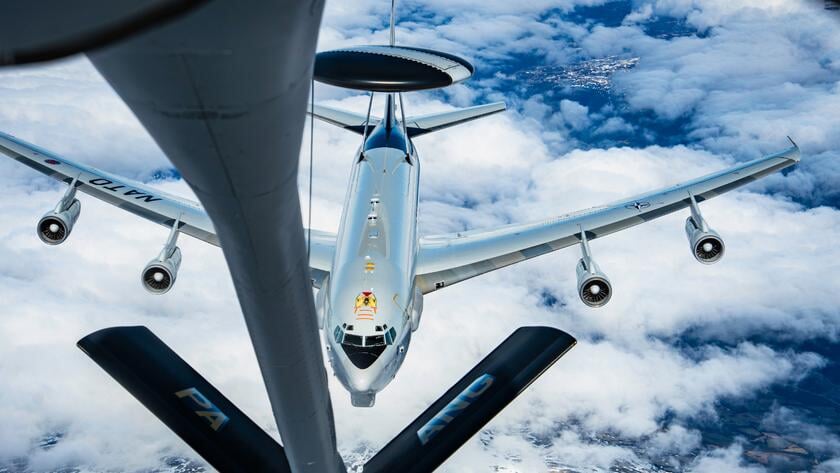 NAVO-vliegtuig maakt unieke flyby boven Vlissingen