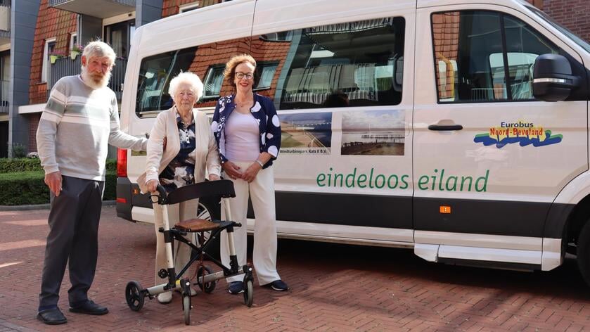 Burgemeester Meeuwisse rijdt mee met jubilerende Eurobus