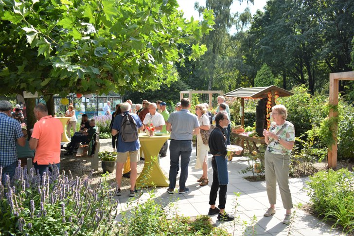 Burgemeester Kats Opent Vernieuwde Buitentuin Van Stichting Buitenzorg