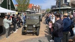 Oude legervoertuigen rijden over Texel