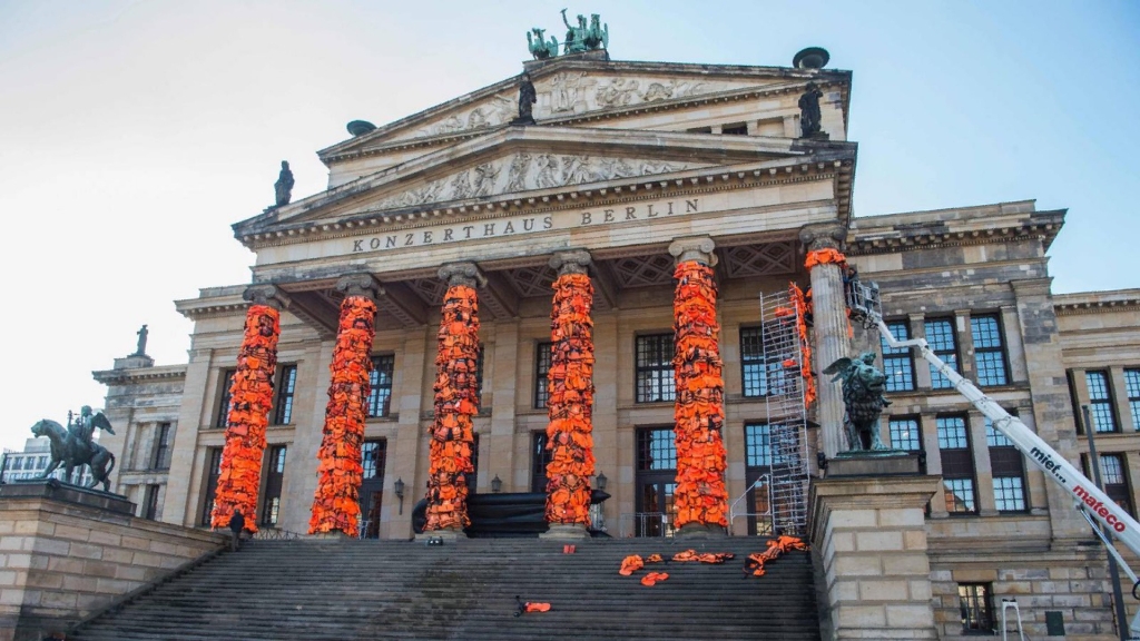 Ai Weiwei - Concertgebouw Berlijn ingepakt met reddingsvesten van Lesbos